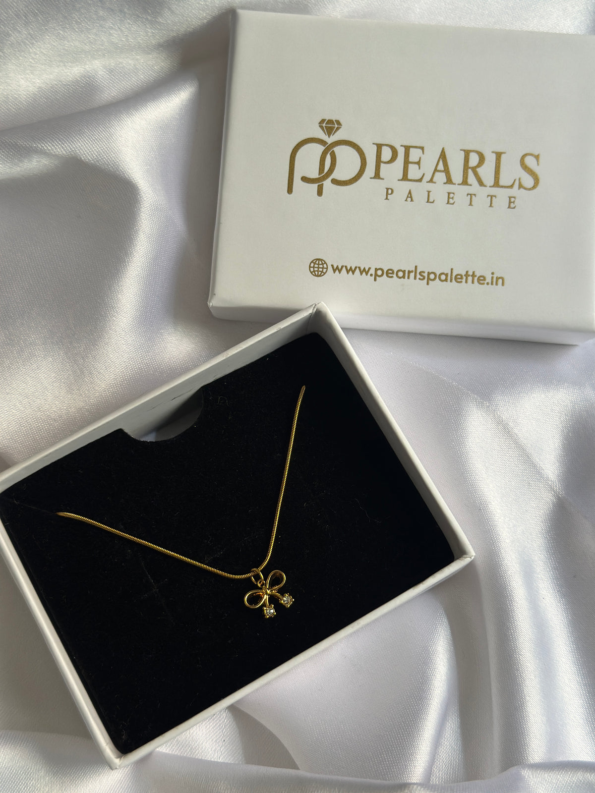 MINIMAL BOW NECKLACE