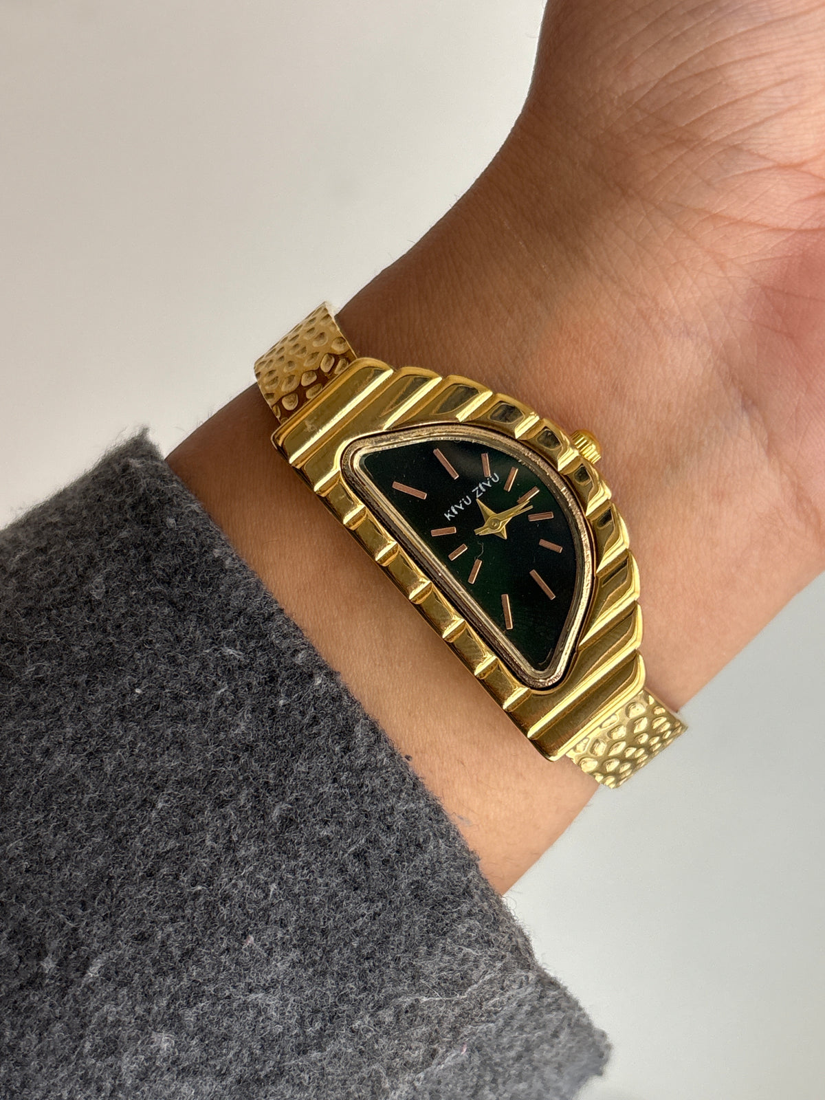 SHARRON ADJUSTABLE VINTAGE WATCH(BABY SIZE)