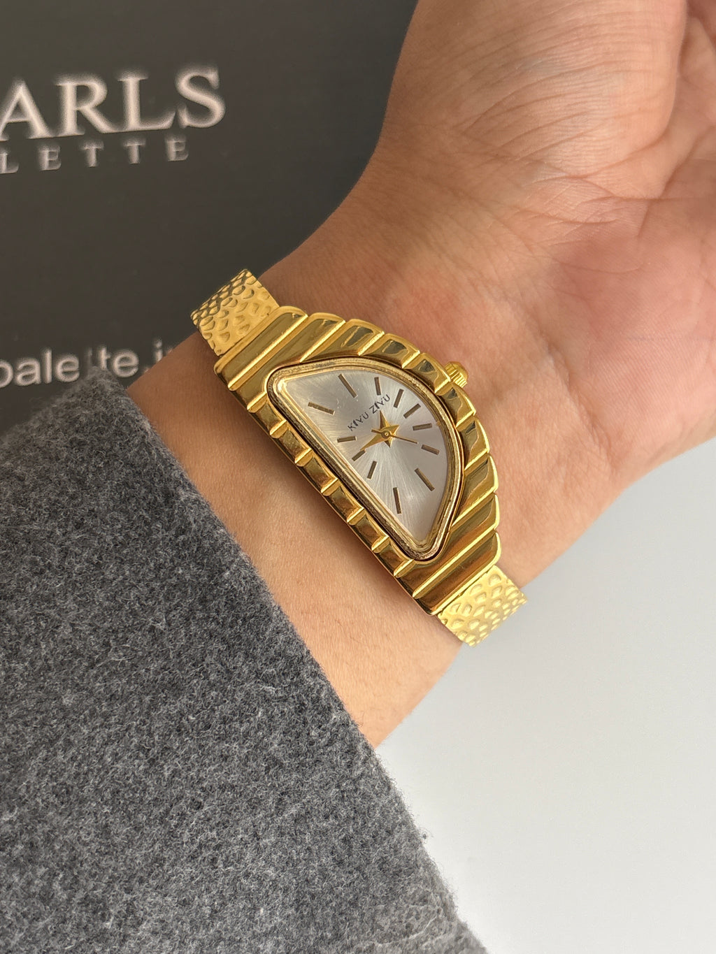 SHARRON ADJUSTABLE VINTAGE WATCH WHITE DIAL ( BABY SIZE)