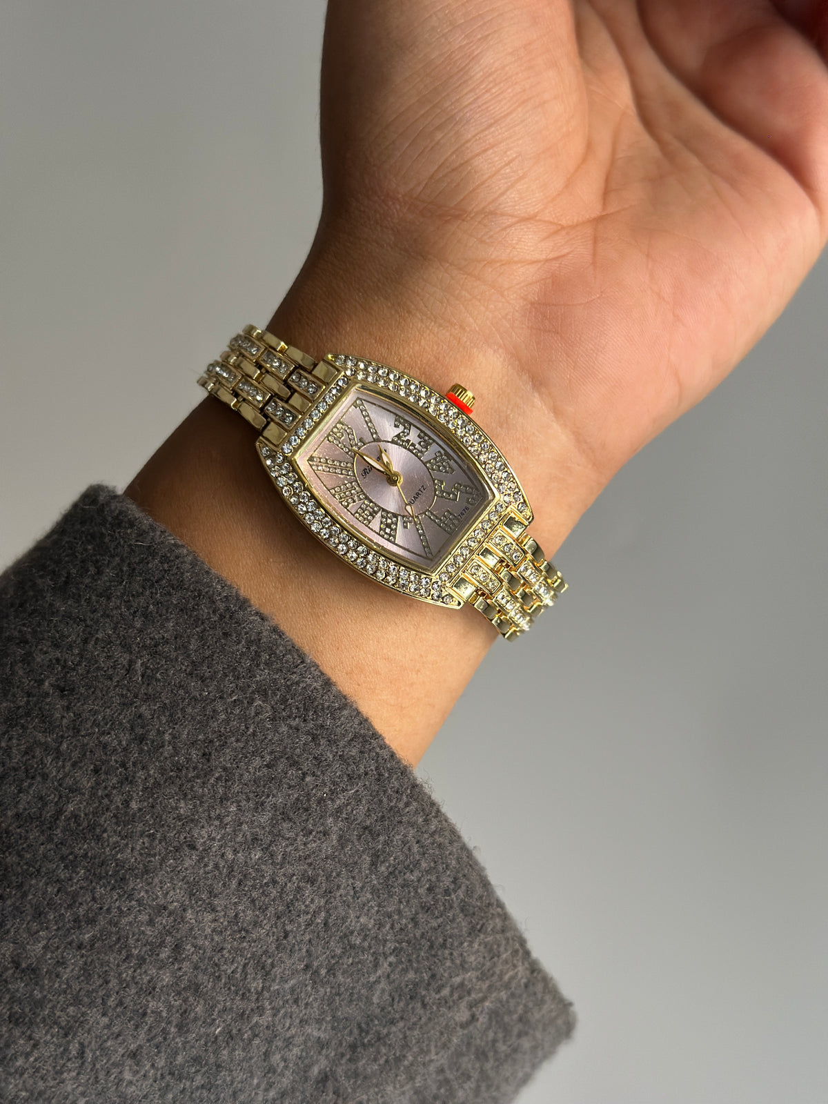 RICH GIRL VINTAGE WATCH ( PEACH DIAL)