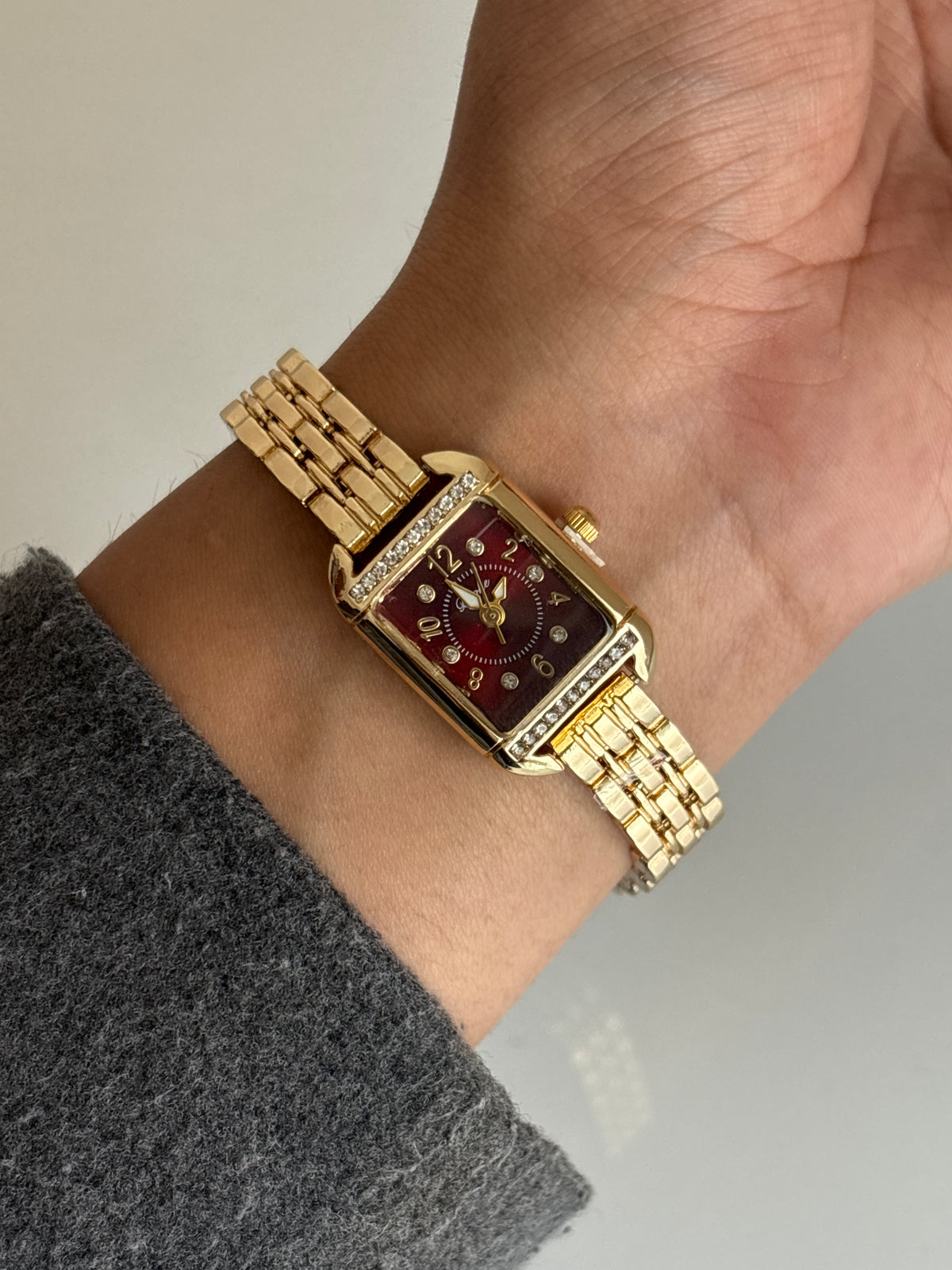 VICTORIA VINTAGE WATCH ( RED DIAL)