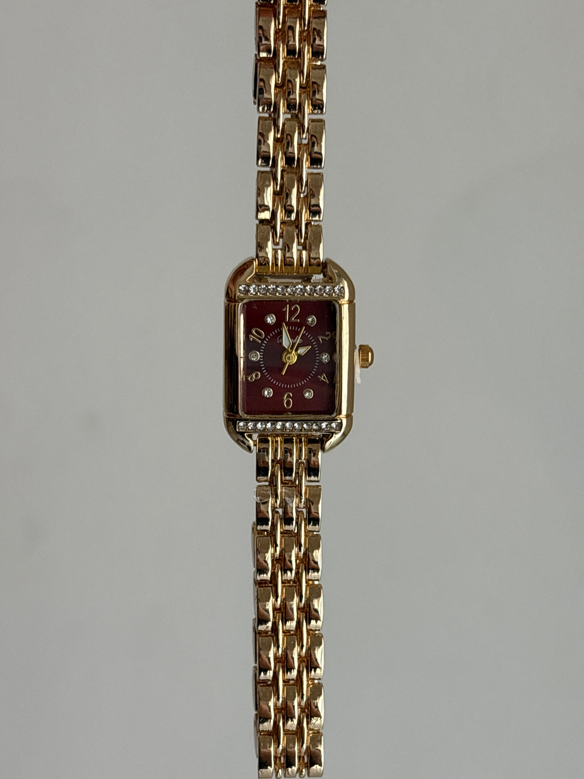 VICTORIA VINTAGE WATCH ( RED DIAL)