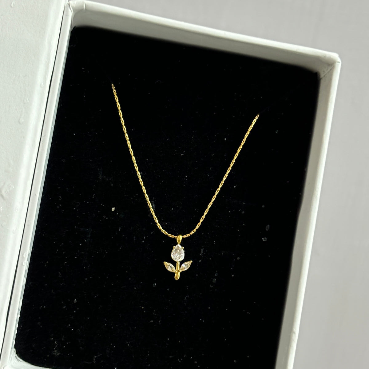 TULIP MINIMAL NECKLACE