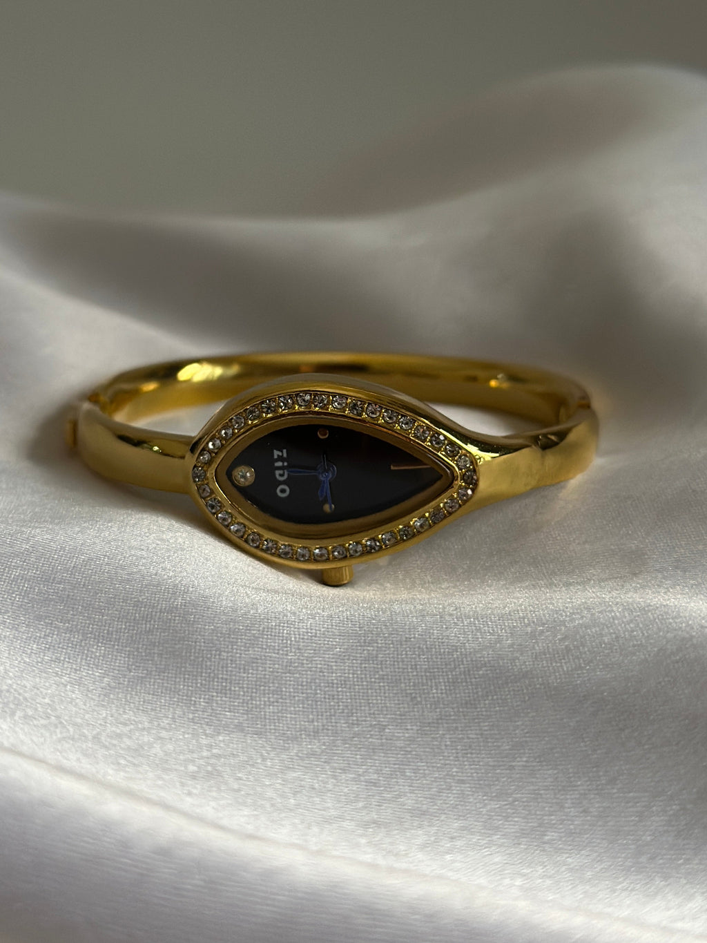 DUCHESS BLACK DIAL VINTAGE WATCH