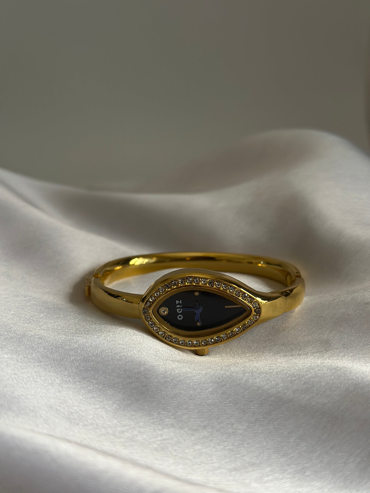 DUCHESS BLACK DIAL VINTAGE WATCH