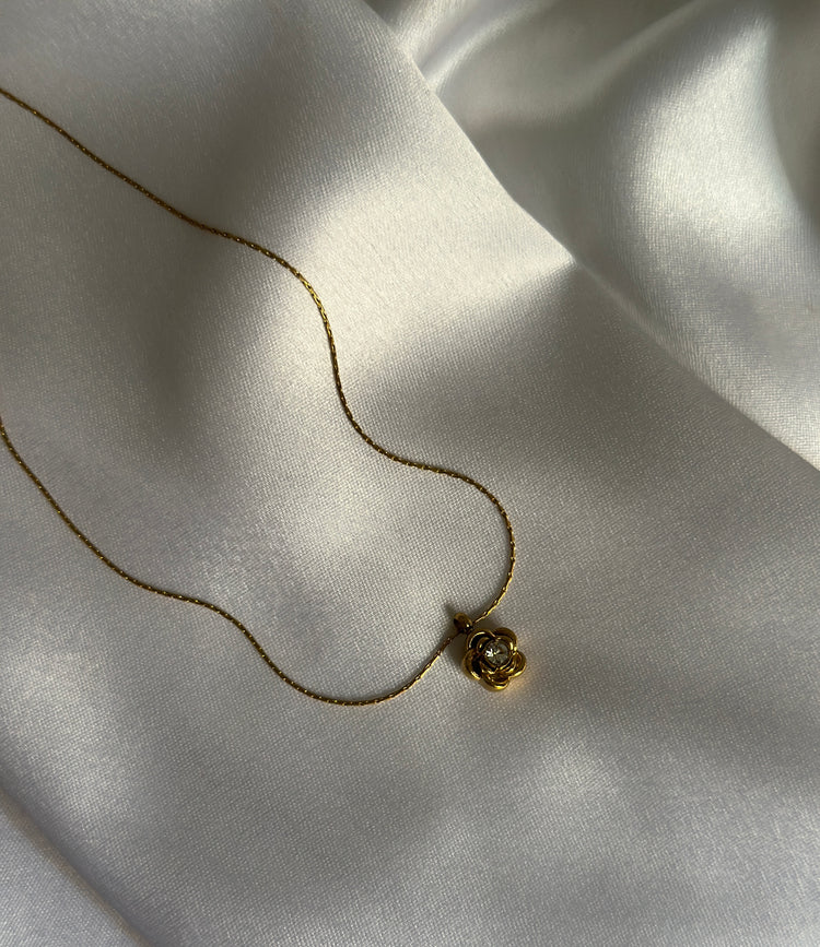 DIAMOND FLORA NECKLACE