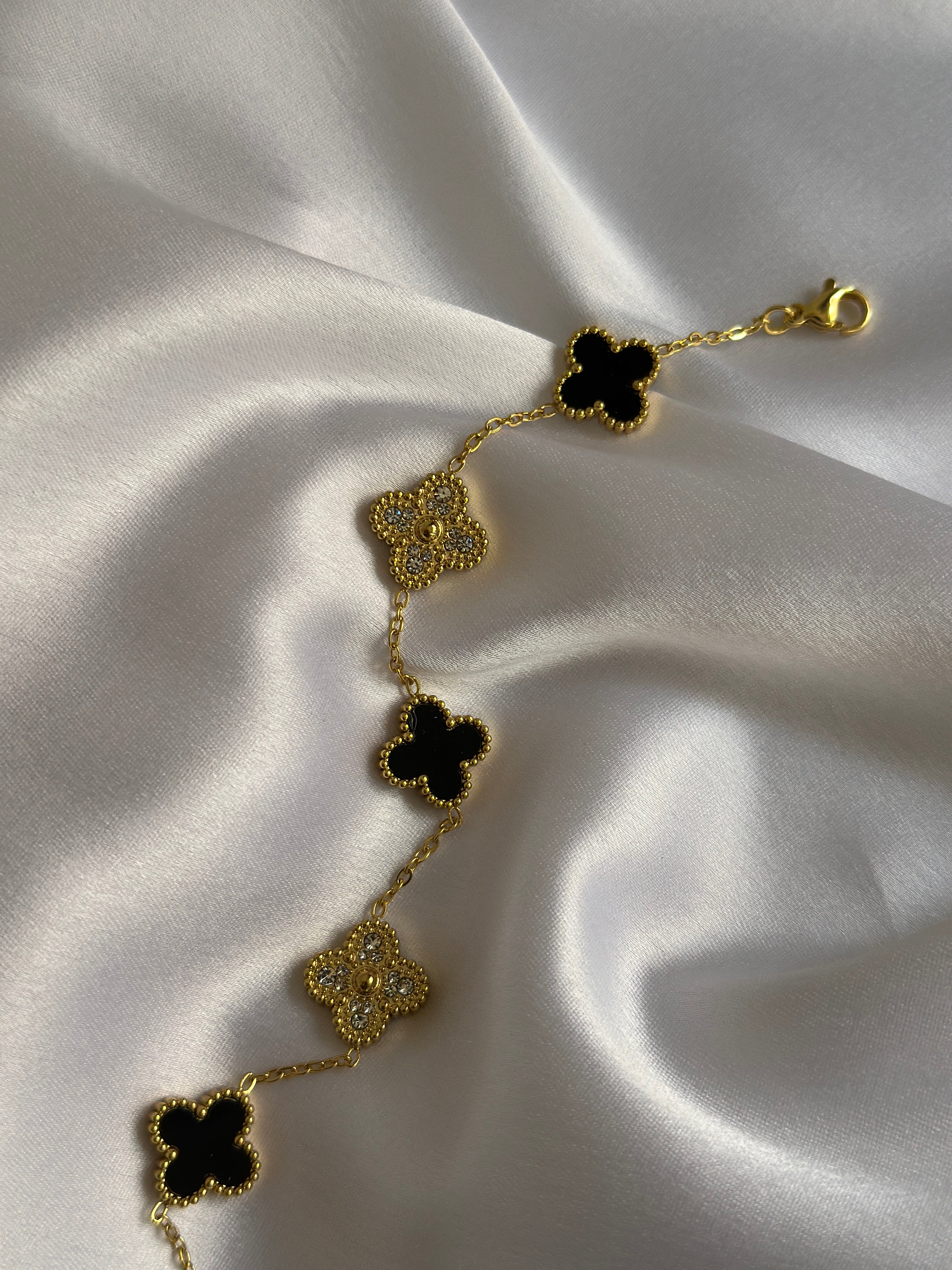 BLACK-DIAMOND-CLOVER-BRACELET(BEST SELLING)