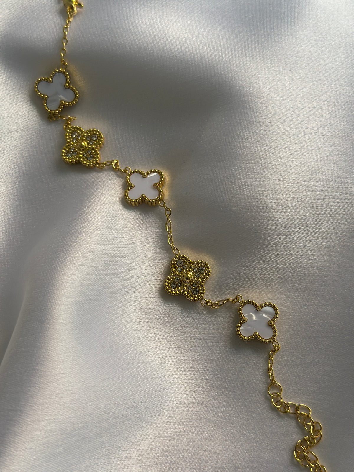 WHITE-CLOVER-DIAMOND-CLOVER-BRACELET(BEST SELLING)