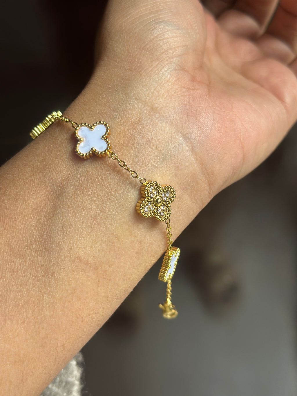 White-Clover-Diamond-Studded-Bracelet( Best-selling)