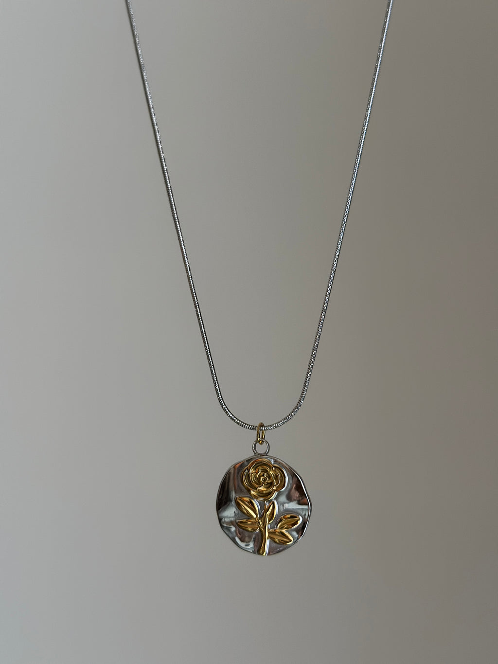 ROSE-DUAL-TONE-NECKLACE