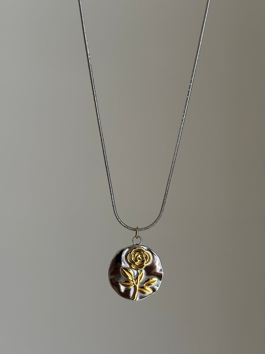 ROSE-DUAL-TONE-NECKLACE