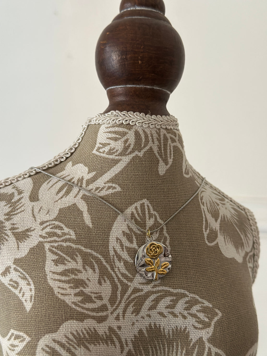 ROSE-DUAL-TONE-NECKLACE