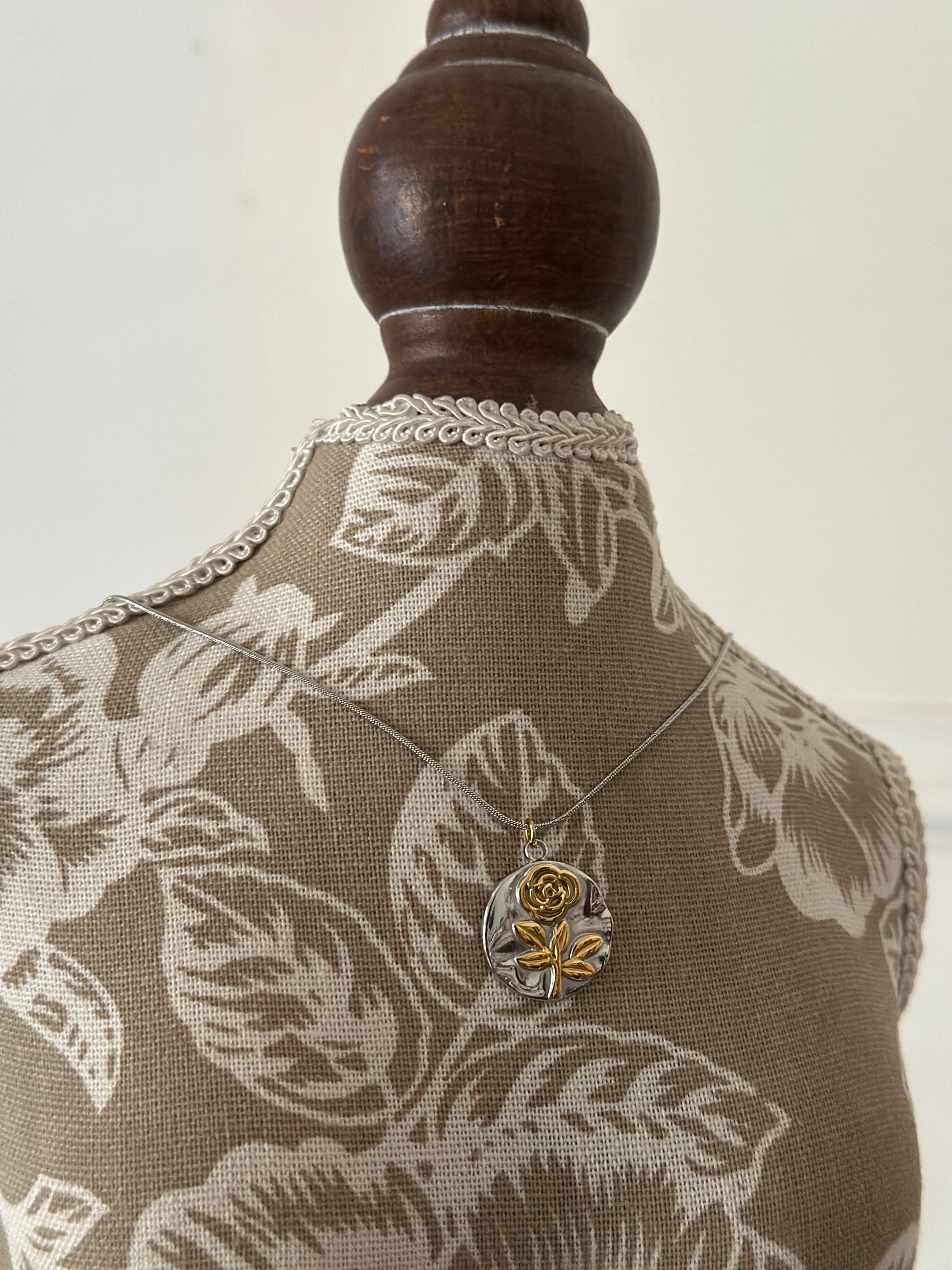 ROSE-DUAL-TONE-NECKLACE