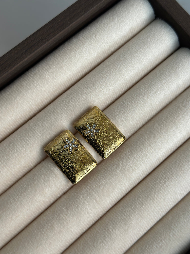 Veloura-Studs
