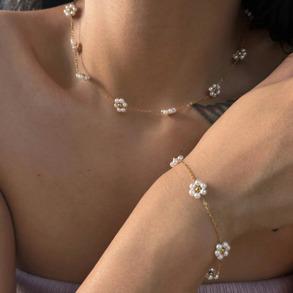 WHITE FLORA PEARL PENDANT