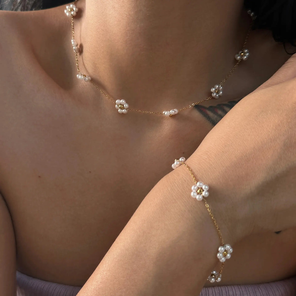 WHITE FLORA PEARL PENDANT